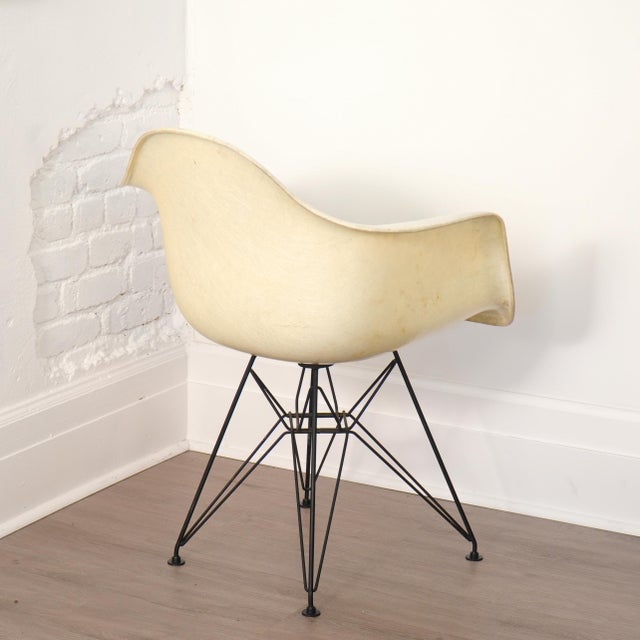 Eames 1950s 1st Generation Attributed to Eames for Herman Miller Eiffel Base Shell Chair Rope Edge Parchment For Sale - Image 4 of 11