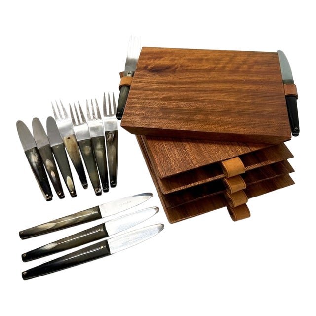 1950s Mid-Century Modern Werkstätte Carl Auböck Austria Teak Picnic Boards W/ Horn Utensils - 17 pcs For Sale