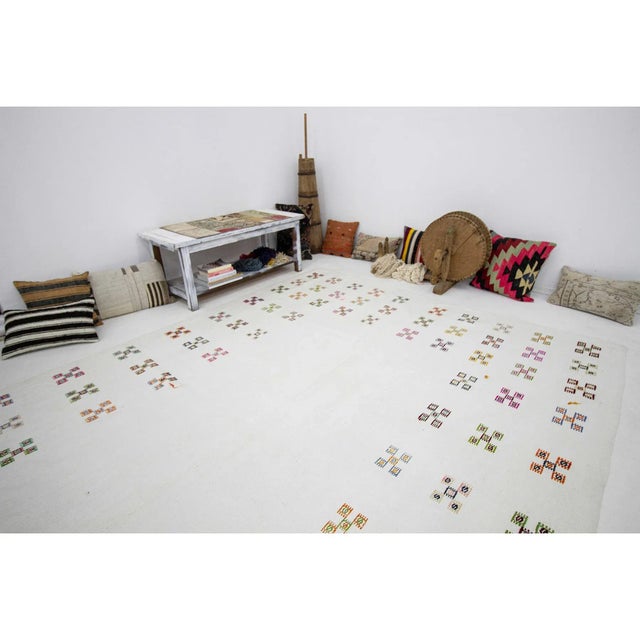 1960s Vintage Embroidered White Cotton Kilim Rug- 7′7″ × 10′9″ For Sale In Los Angeles - Image 6 of 7