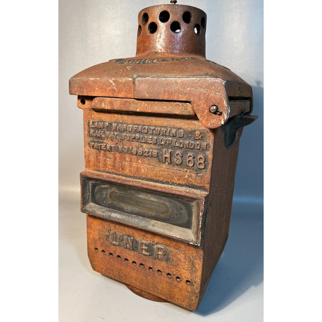 Industrial Antique Uk Railroad Lantern Cast Iron Signal Crossing Gate Lamp Case 1923 Bulls Eye Glass Lner Railway (Non Operational) For Sale - Image 3 of 7