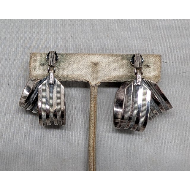 Vintage 1955 Signed Napier Silvertone Double "Ribbon" Clip Earrings For Sale In Philadelphia - Image 6 of 9