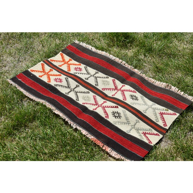 1950s Hair Band Motif Rustic Style Turkish Vintage Handwoven Kilim Rug For Sale In Sacramento - Image 6 of 11