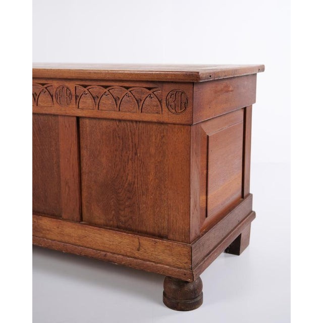 1920s Chest in Oak with Carved Details and Round Legs, 1920s For Sale - Image 5 of 14