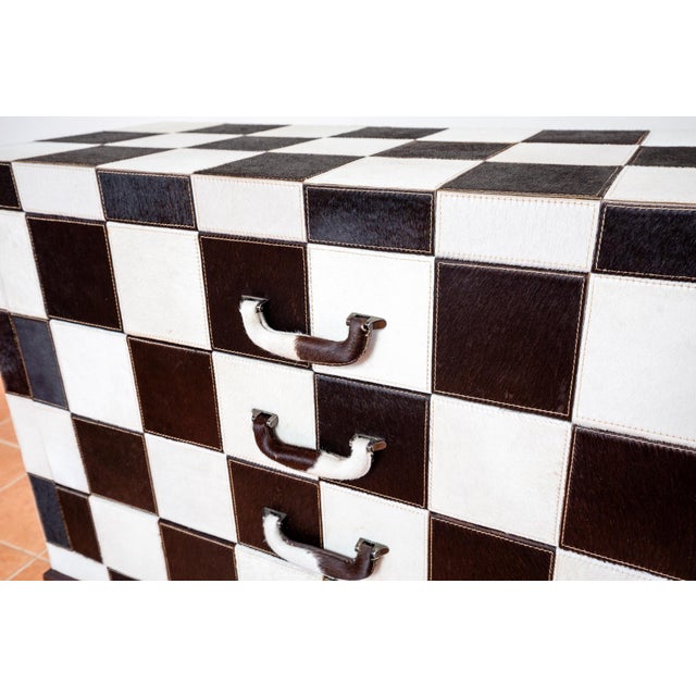 A remarkable and stunning chest of drawers in wonderful condition. This outstanding and versatile piece marries wow-factor...