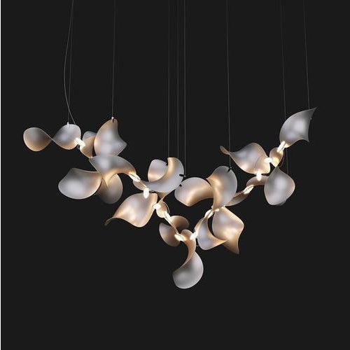Dune 20 cluster chandelier in silver anodized aluminum by moss objects. Dimensions: w 88 x d 169 x h 106 cm. Materials:...