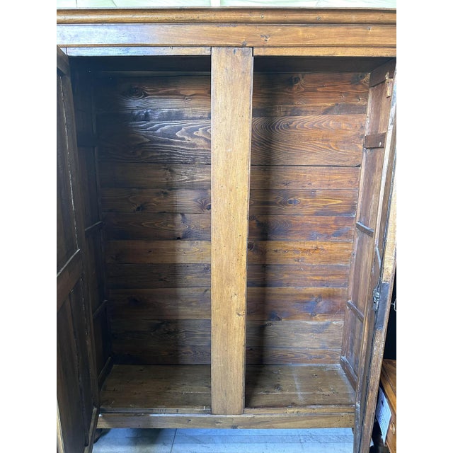 Direttorio Carlo large and spacious interior, with two wooden stick holders. The wardrobe has been restored.