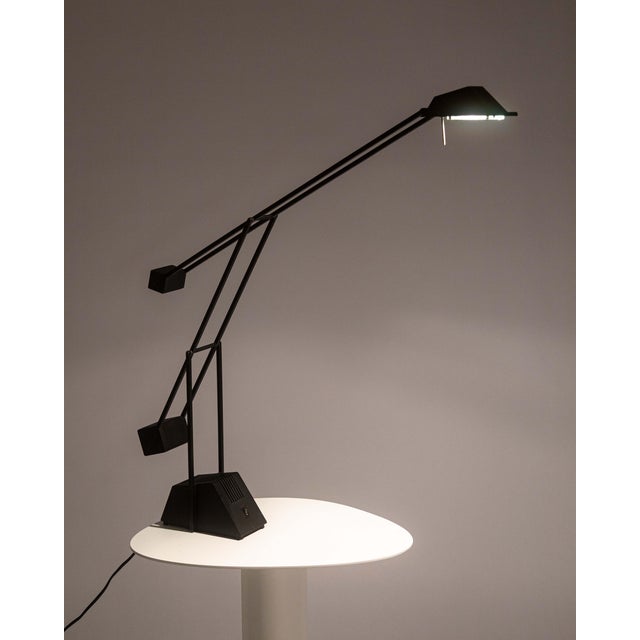 A vintage 1980s Hustadt Leuchten counter balance desk lamp. This chic post modern desk lamp is a classic 80s design...