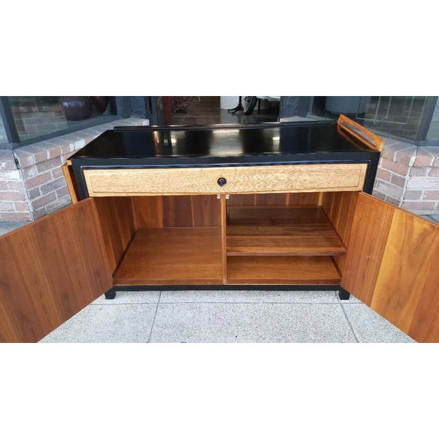 1960s Glenn of California Extendable Drop Leaf Walnut and Black Lacquer Bar Cabinet For Sale - Image 11 of 12