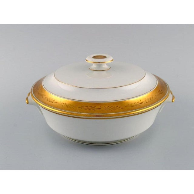 Royal Copenhagen service no. 607. Porcelain lidded tureen. Gold border with foliage. Model number 607/9575. Dated 1944....
