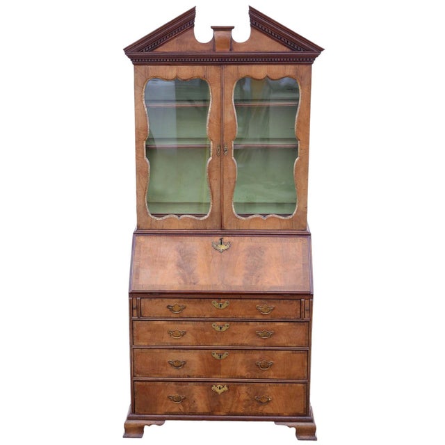 Full of authentic charm and character, this impressive Georgian walnut bureau bookcase features a split-arch toothed...