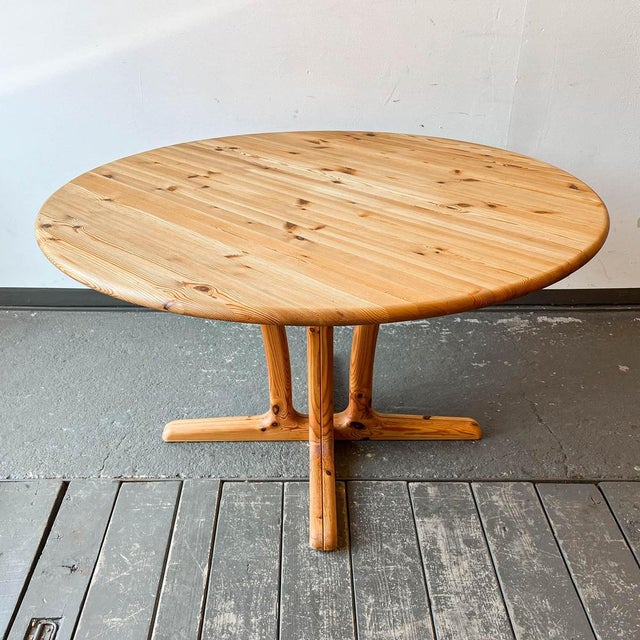 Product. Dining table - extendable style. Mid-century - danish design - 1970s equipment. Extendable - one insert material....