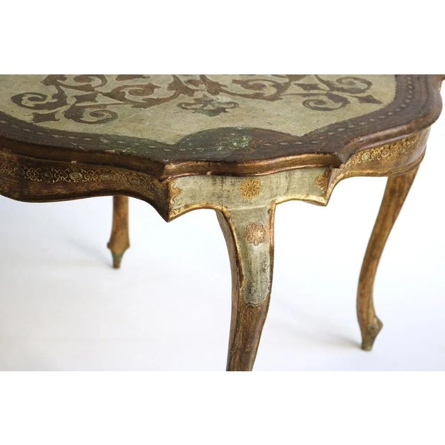 A beautiful and authentic Italian Florentine round side or coffee table from around 1950. Made of giltwood, with hand-...