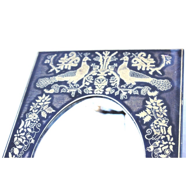 1950s Vintage 20th Century Chinoiserie Peacock Table Mirror in Black and Gold Engraved Metal For Sale - Image 5 of 9