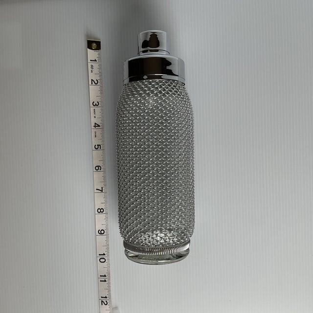 1980s Vintage 1980s Czechoslovakian Merkuria Mesh Cocktail Shakers & Matching Large Siphon Bottle Bar Ware Set. For Sale - Image 5 of 11