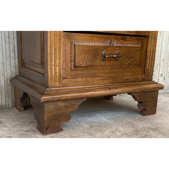 Wood 20th Century Spanish Carved Pine Tuscan Six Drawers Chiiffonier with Locks For Sale - Image 7 of 18