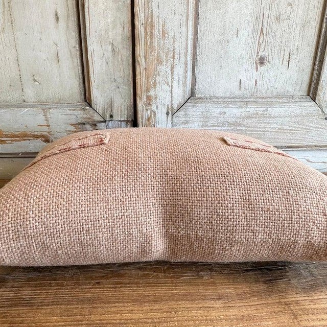 Mirna lumbar pillow commissioned and handmade by the craftswomen of Chiloé. The textiles are made with 100% wool from...