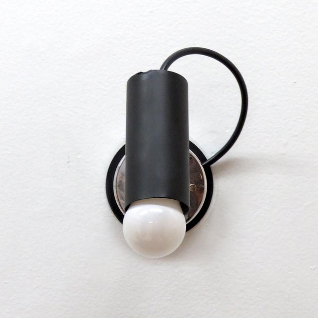 Wonderful articulate Italian wall light by Stilnovo, 1950s, with black enameled body, wired for US standards, one E27...