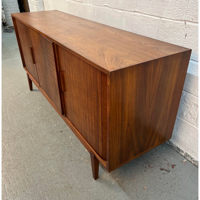 Mid-Century Nine Drawer Walnut 'Elegette' Dresser by Furnette Industries For Sale In New York - Image 6 of 18