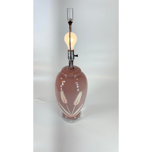 1980s Mid Century Modern Fuchsia Pink Tulip Ceramic & Lucite Table Lamp For Sale - Image 10 of 12