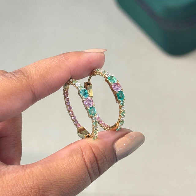 VRJewels 2.39ct Emerald Pink Sapphire & Diamond Snap Back Hoops in 18k Gold- 2 Pieces For Sale In New York - Image 6 of 17