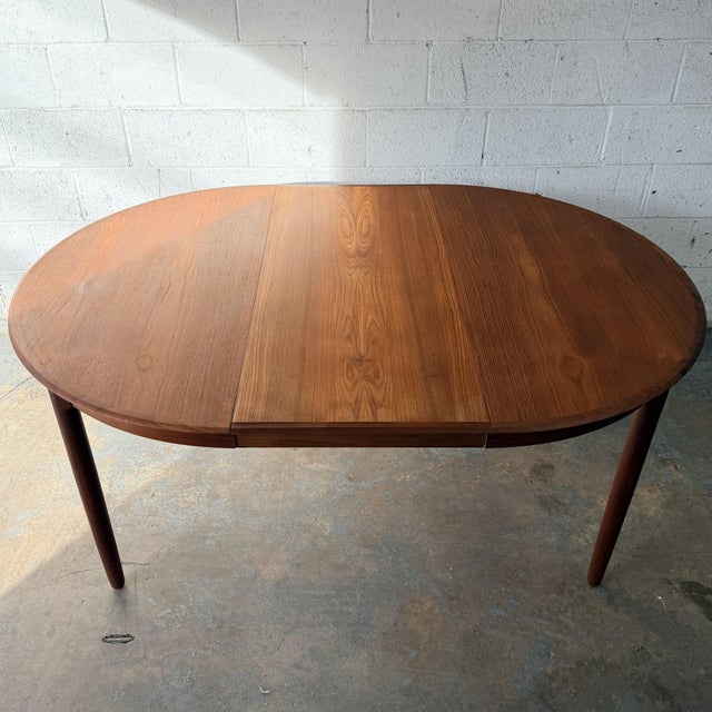 Vintage Danish Modern Round Teak Dining Table With Extension Leaf, 1960s For Sale In New York - Image 6 of 11