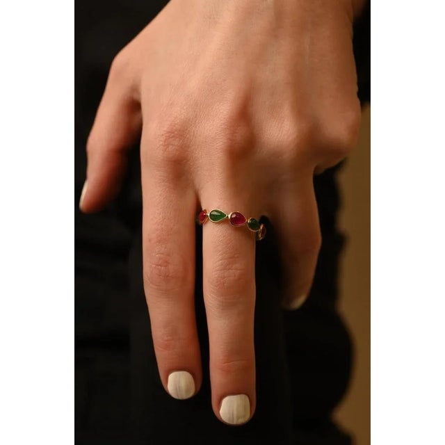 Art Deco Alternate Emerald Ruby Eternity Band in 18k Gold Size 7 ( All Sizes Available ) For Sale - Image 3 of 8
