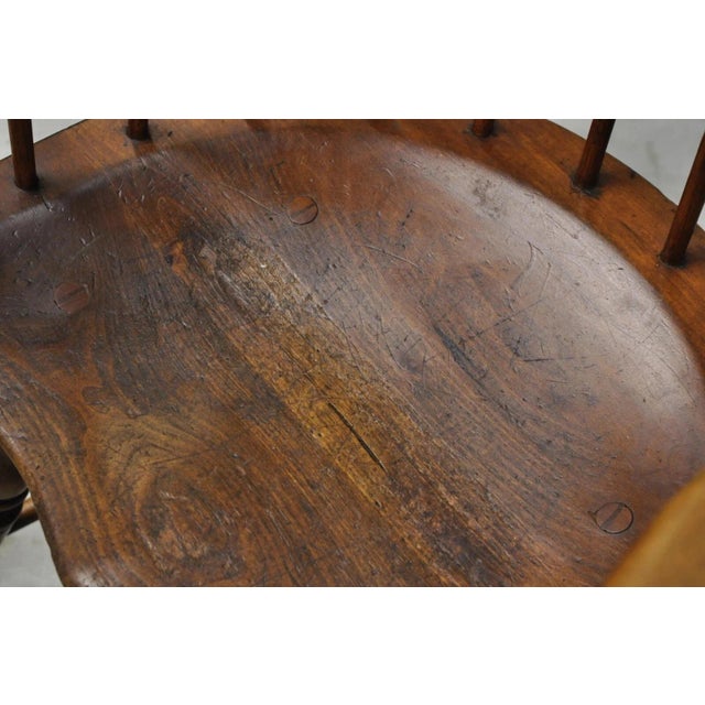 Antique English Windsor Colonial Pine Wood Spindle Pub Club Arm Chairs - A Pair For Sale In Philadelphia - Image 6 of 12