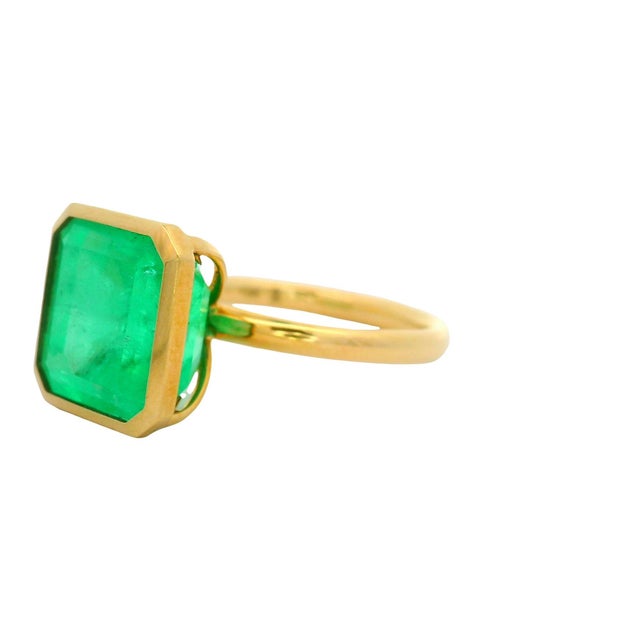 Early 21st Century 7.03 Carat Emerald 18k Yellow Gold Solitaire Bezel Ring, Size 6.75 For Sale - Image 5 of 6