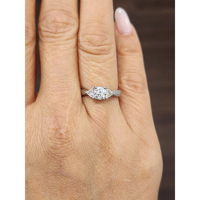 Modern 1.24 Ct Diamond Ring Set in Platinum Size 5.5 For Sale - Image 3 of 9