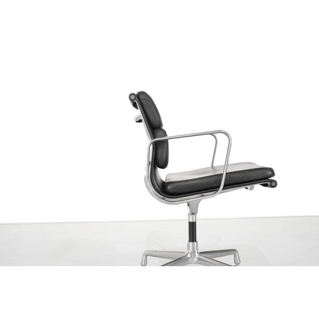 Soft Pad Chair Ea 207 Charles Ray Eames, United States, 1969. By Charles and Ray Eames for Vitra, 1990s For Sale - Image 3 of 16