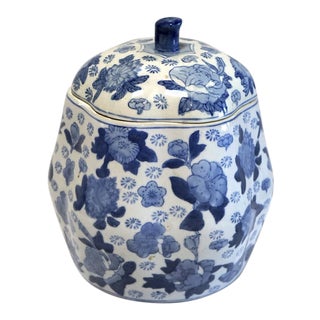 Mid 20th Century Chinese Blue and White Ceramic Hexagonal Gourd-Shaped Jar With Lid For Sale
