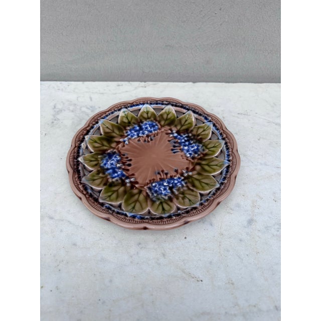 Majolica reticulated lilac plate signed Villeroy & Boch, circa 1890.