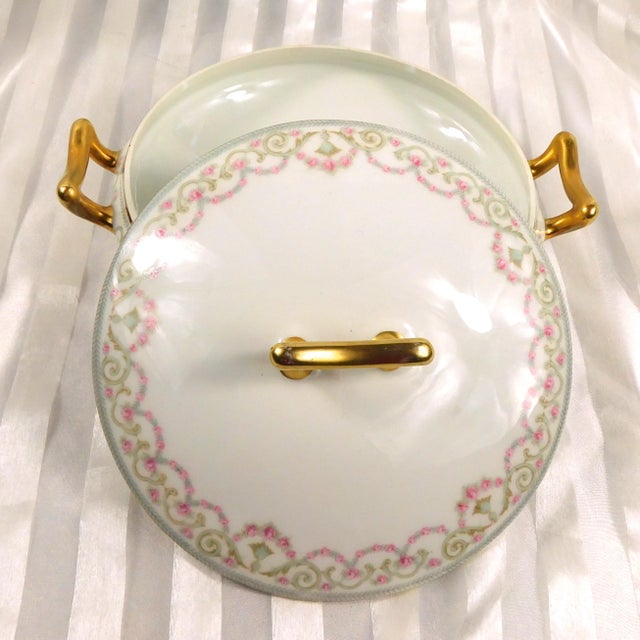 This is a white Round Elite Limgoes covered casserole dish in an unknown pattern. The dish has a pattern of swags of pink...