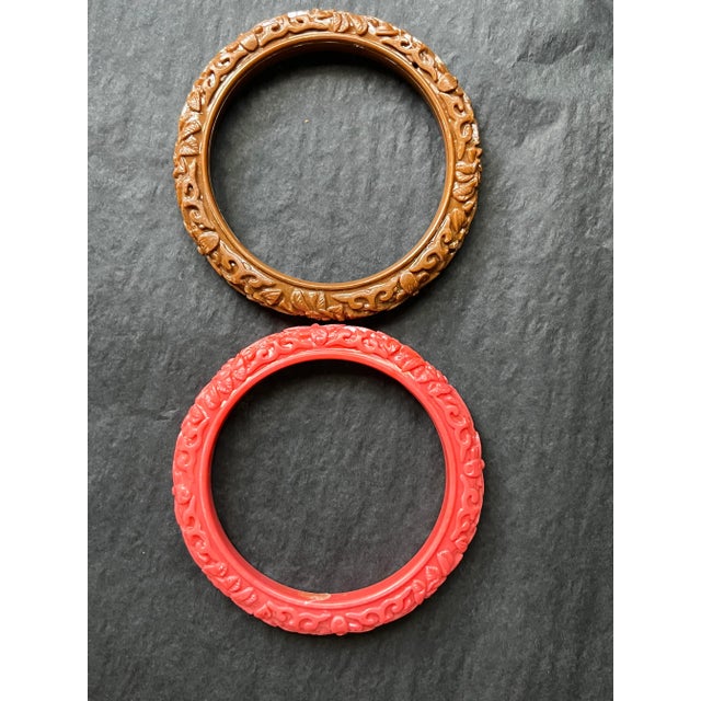 1980s 1980s Pair of Vintage Molded Plastic Bakelite Style Bangle Bracelets – Coral and Brown Floral Relief For Sale - Image 5 of 6