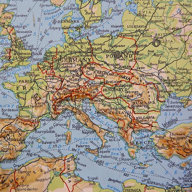 Measures : 150cmx3.7cm H:111cm Material : red lacquered wooden frame - Plastic.