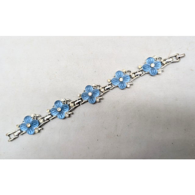 Vintage 1950s Signed Kramer Rhodium Plated Blue Glass Flowers & Clear Rhinestone Bracelet For Sale In Philadelphia - Image 6 of 8
