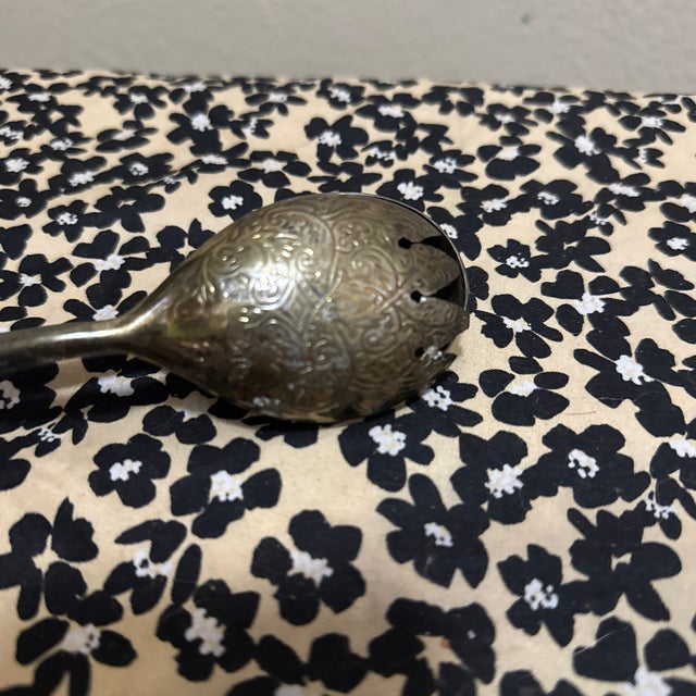 Victorian 1910s Ornate Victorian-Style Silver-Plated Scissor Serving Tongs With Scallop Shell For Sale - Image 3 of 4