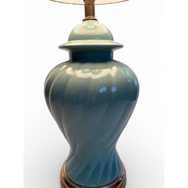 Vintage Chinese Celadon Green Ginger Jar Table Lamp, MCM Hollywood Regency Postmodern Brass Base With Finial For Sale - Image 6 of 12