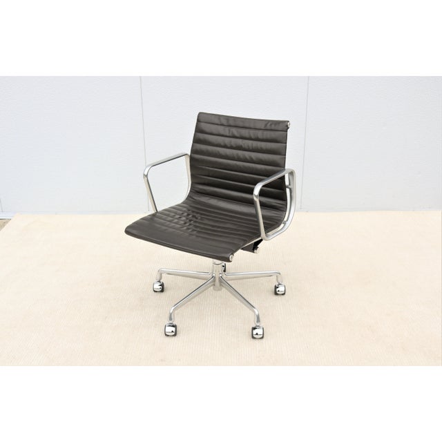Stunning authentic Mid-Century modern Eames aluminum group management chair. A timeless design classic and contemporary...