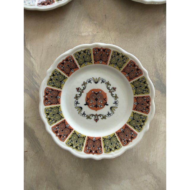 Mid-Century Modern Vintage Mid Century Modern Syracuse China Persian Pattern Plates – 6.25 Inches – American Restaurant Ware - Set of Five For Sale - Image 3 of 10