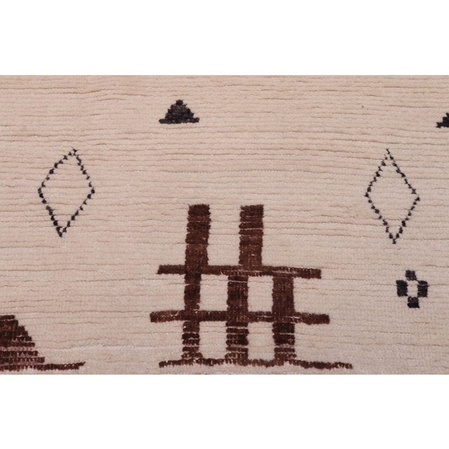 Boho Chic Beige/Brown High Low Wool Rug - 7'9'' X 10'5'' For Sale - Image 4 of 9