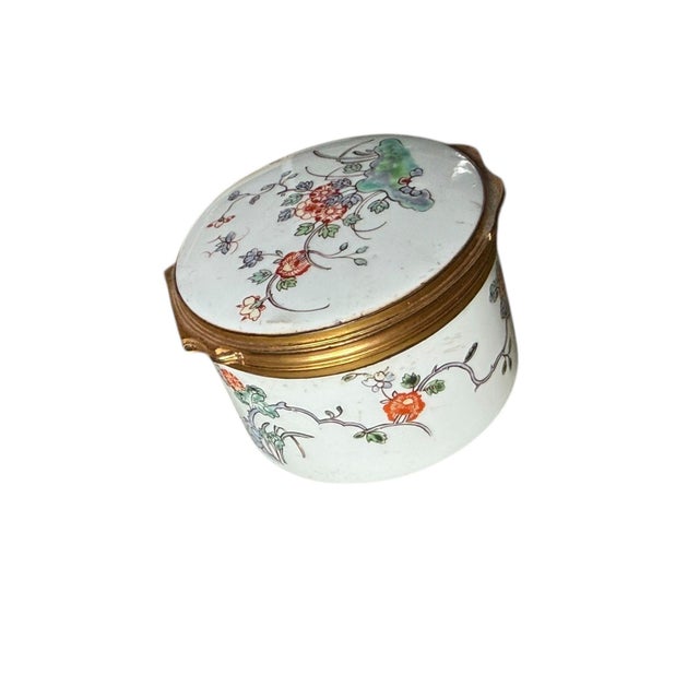 Ceramic Chantilly Kakiemon Circular Soft Paste Snuff Box, Circa 1745 For Sale - Image 7 of 10