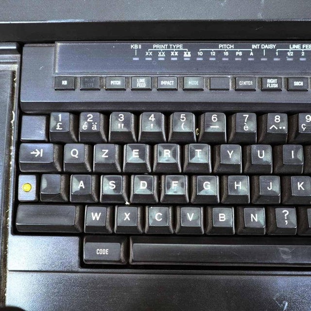 Vintage ETV 240 Typewriter from Olivetti For Sale - Image 3 of 15