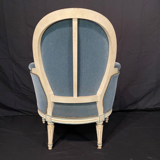 Antique French Louis XVI Painted Carved Loveseat and Pair of Bergeres -Set of 3 For Sale - Image 4 of 10