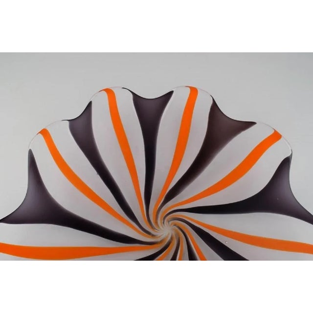 Allan Scharff for Holmegaard. Colossal unique dish / bowl in mouth-blown art glass. Danish design, 1980s. Measures: 55 x 9...