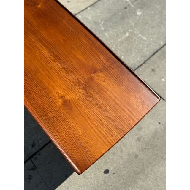 Add a touch of timeless Scandinavian elegance to your living room with this classic mid-century modern teak coffee table....