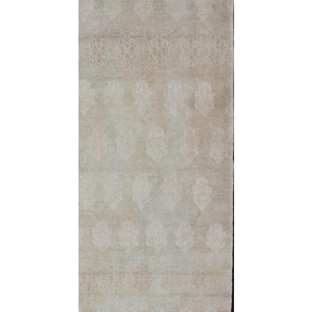 Modern flower design Turkish Tulu rug, Keivan woven Arts / rug EN-112940, country of origin / type: Turkey / Tulu, circa...