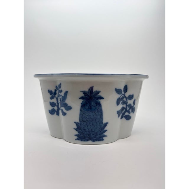 White Vintage Blue Pineapple Porcelain Cachepot Styled After Mottahedeh For Sale - Image 8 of 10