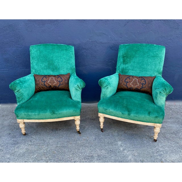This is an uncommon pair of mid-19th century club chairs in the style of Howard & Sons. These very generous chairs are in...