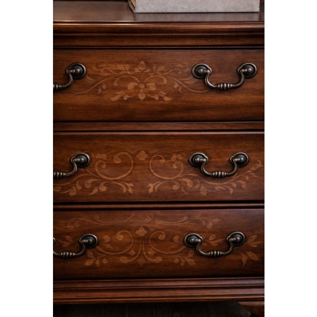 Vintage Pulaski Bombe-Style Accent Chest With Hand-Painted Motif – 3 Drawer Traditional Chest, Curved Case Furniture For Sale In Los Angeles - Image 6 of 7